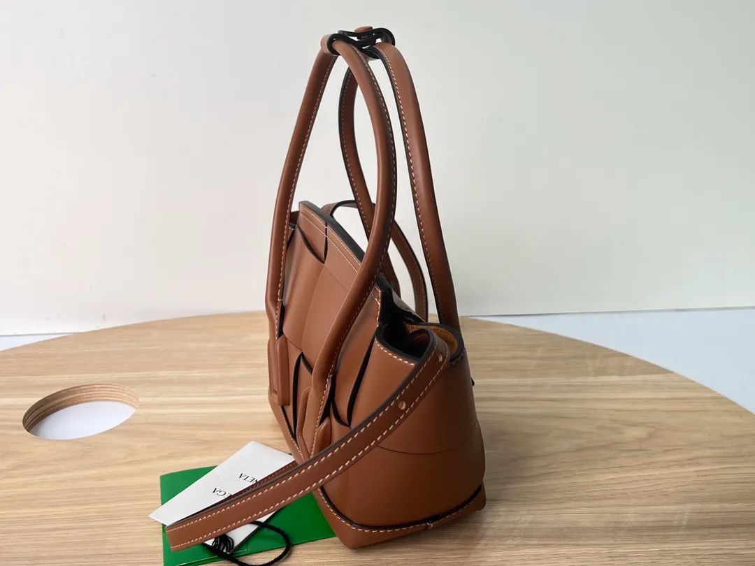 New MINI ARCO 29 Arrival: 6693 It has always focused on "low-key nobility". The design after the addition of Celine designers can be seen from this year's new Arco. It still retains this advantage. The simple design shows high-end. The obvious tension and neat atmosphere of the upper shoulders are also very in line with the current fashion attitude. Under the simplicity, there are not simple detailed designs, which are very special and have a sense of design. I like this French style model very much. It is romantic and textured. Fully recommended. Mini size 17X16X6. Opening 29cm